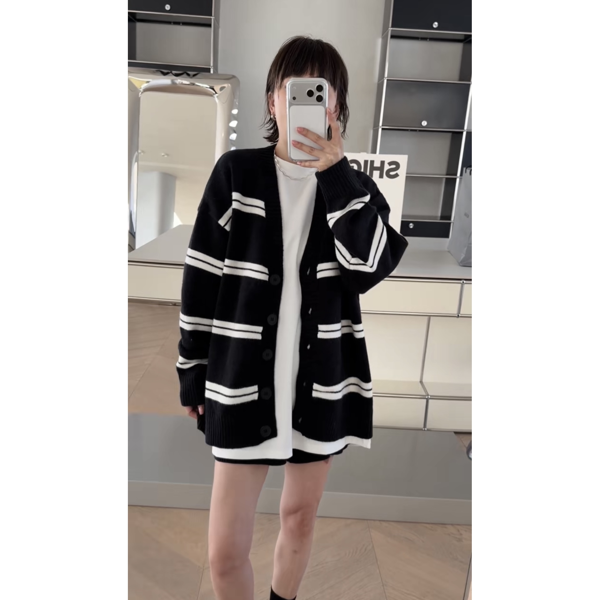 现55109诗歌兰女装2025秋冬款 时尚洋气条纹纽扣开衫百搭针织毛衣