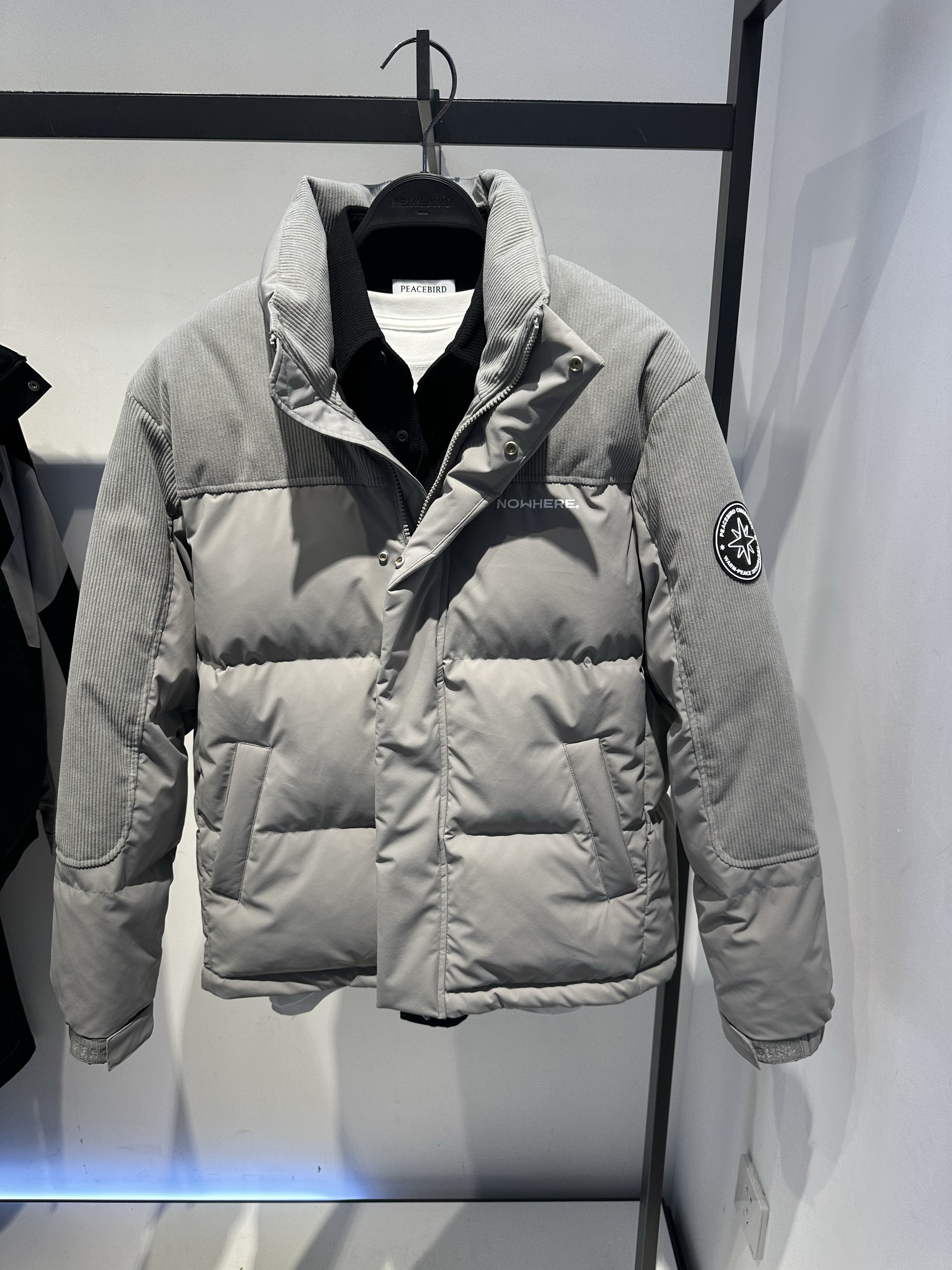 B2ACE4418 太平鸟男装冬季新款时尚休闲灰色拼接立领羽绒面包服潮