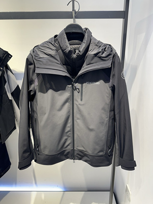 B2BCE440C 太平鸟男装2024冬季新款黑灰色连帽宽松冲锋衣夹克套装