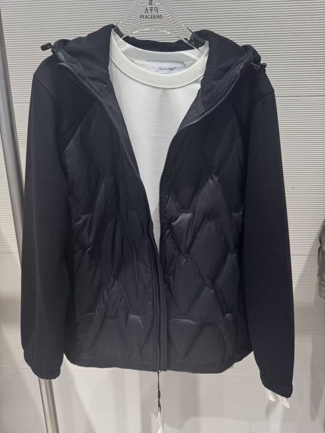 B1ACE4615 太平鸟男装秋冬新款薄款黑色休闲连帽拼接羽绒服外套潮