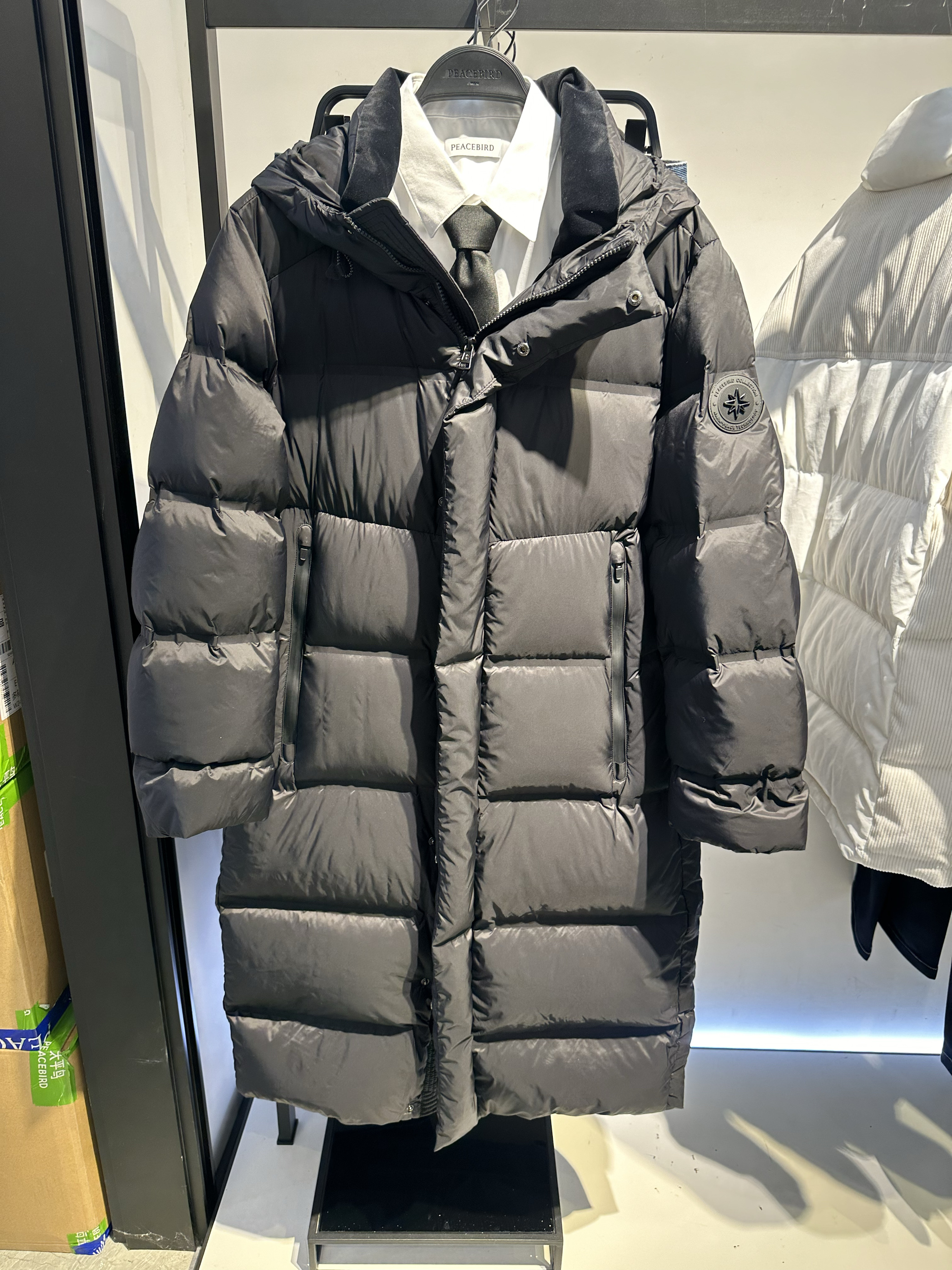 B1ACE4443 太平鸟男装2024冬季新款黑宽松休闲连帽长款保暖羽绒服