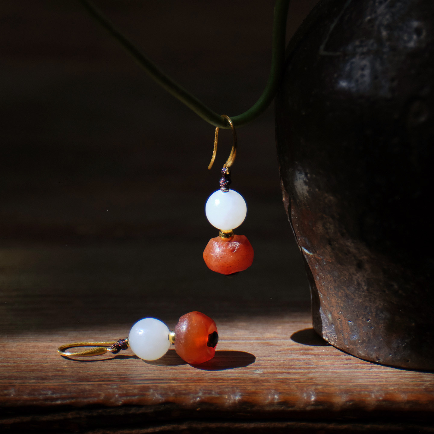 封面是花 和田籽玉配高古老玛瑙18 K金耳坠