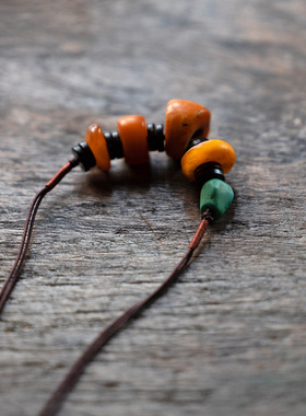 封面是花老蜜蜡老绿松短项链