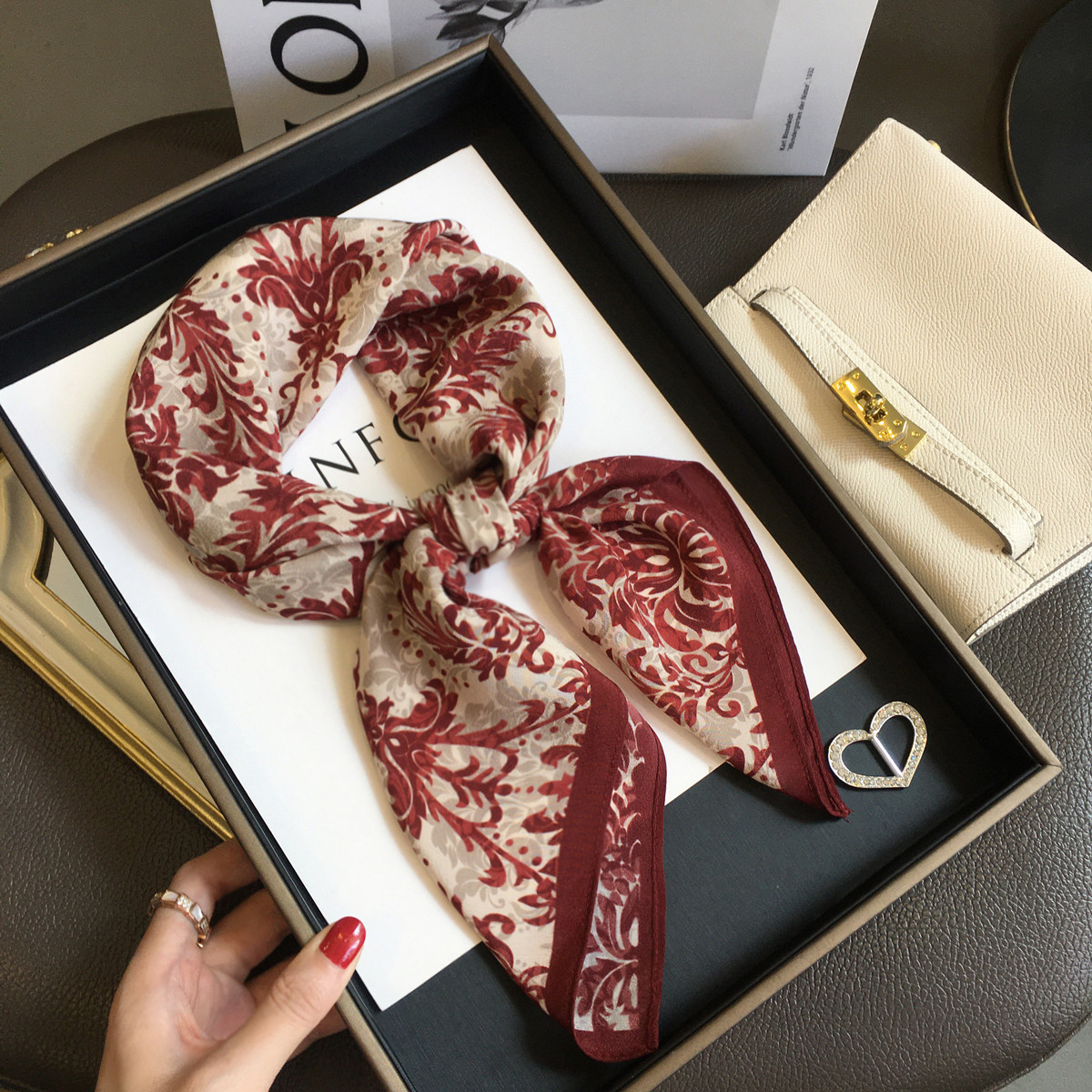 2025秋季新款复古藤蔓100%桑蚕丝围巾真丝双绉丝巾女百搭领巾方巾