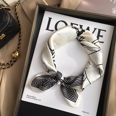 丝巾春季百搭摩登女郎条纹装饰