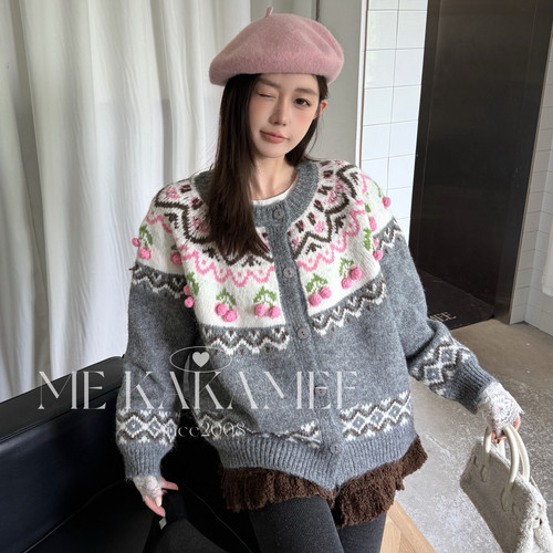 ME KAKAMEE-秋冬新品氛围感费尔岛提花立体樱桃开衫保暖毛衣A3811