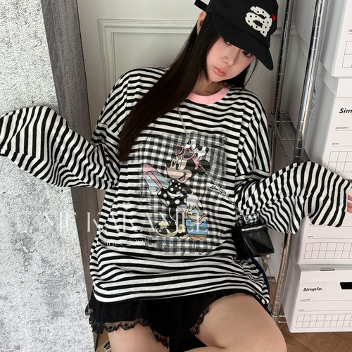 ME KAKAMEE-喷画领口撞色条纹宽松大版长袖T恤(配链条包包)S5626