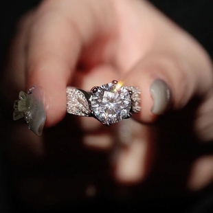 进口D色莫桑石钻戒s925银镶嵌求婚女戒指三世情缘款 高奢群镶饰品