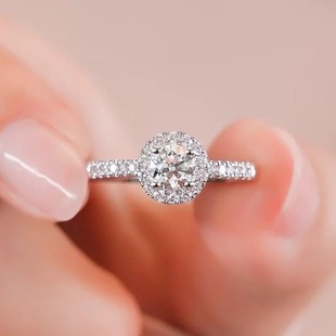 进口D色莫桑石公主圆包钻戒女婚戒S925银镀铂金情侣戒指满钻气质