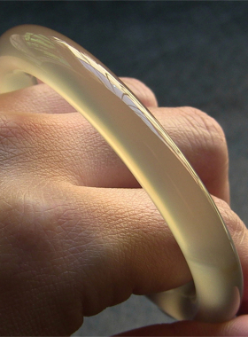 天然巴西玛瑙手镯/复古圆条/原色无忧化/香槟金/强荧光玉髓2050