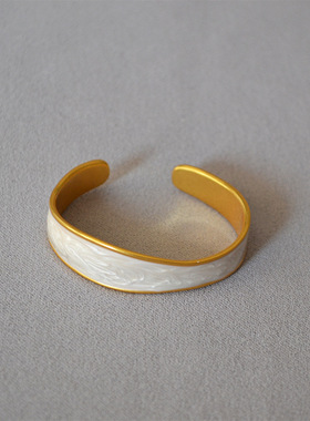 日韩厚重黄铜电镀复古金白色珠光珐琅开口可调节个性不规则手镯女