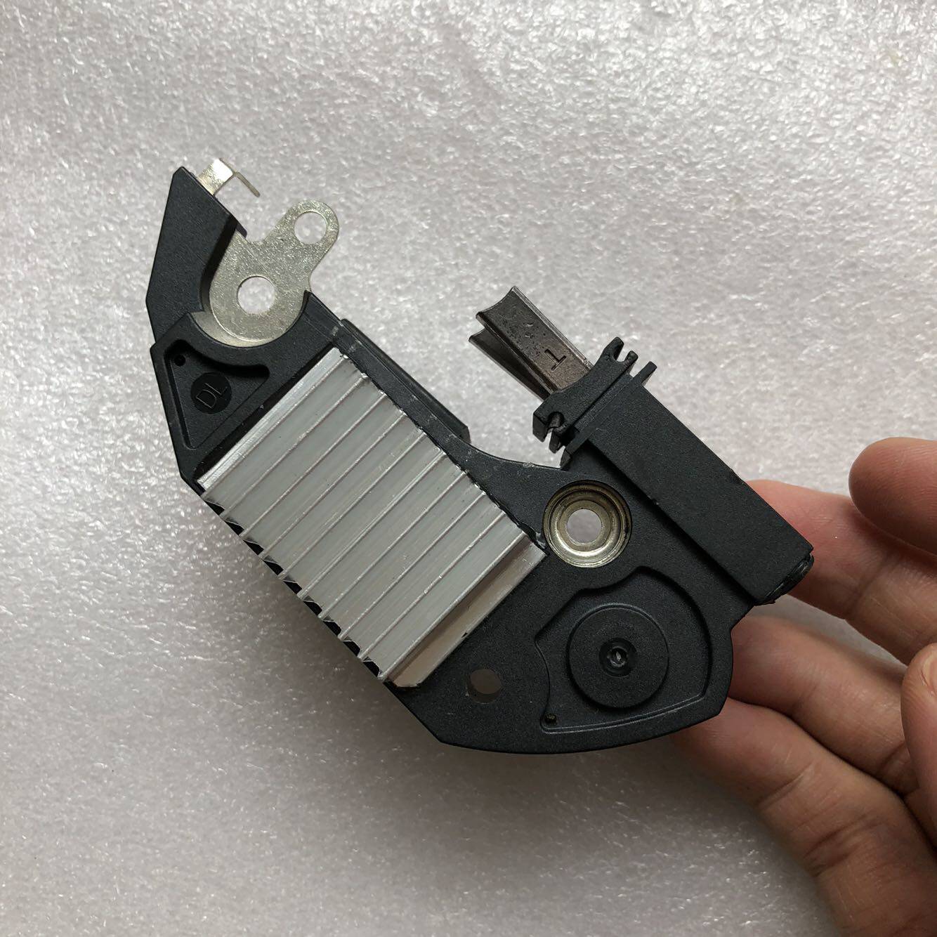 旗云之星旗云1235奇瑞A11A5A1QQ6A3新风云2瑞虎3汽车发电机调节器