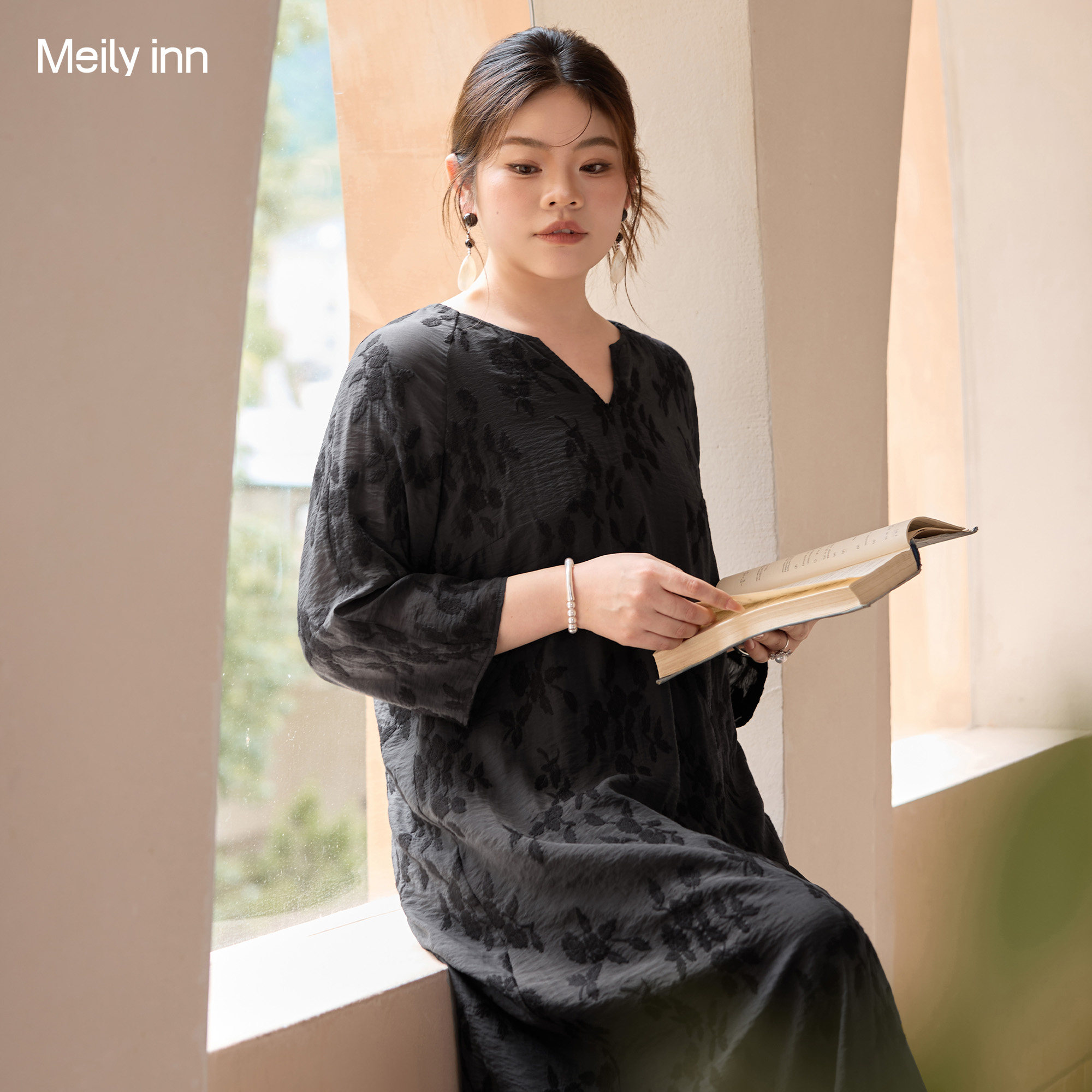 美丽客栈连衣裙女2025新款高端大气上档次黑色绣花时髦中长款裙子