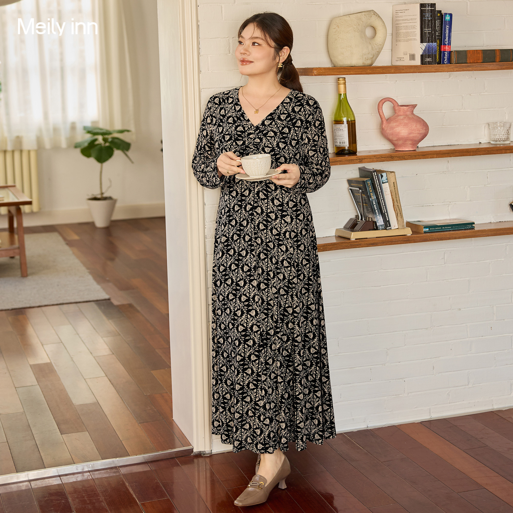 美丽客栈2025新款连衣裙女大码胖mm梨形身材法式V领高级感长裙子