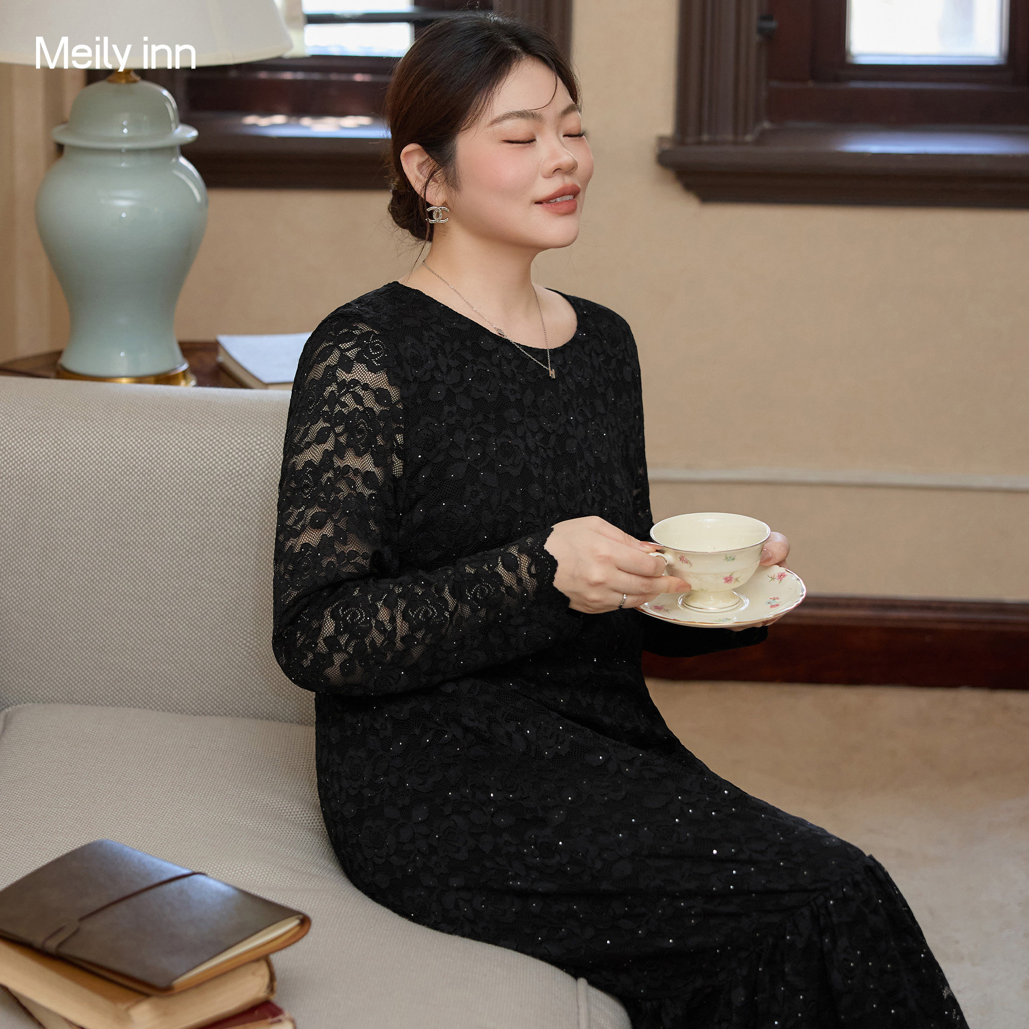 美丽客栈黑色长袖连衣裙2025新款大码女轻奢高级感长款蕾丝鱼尾裙
