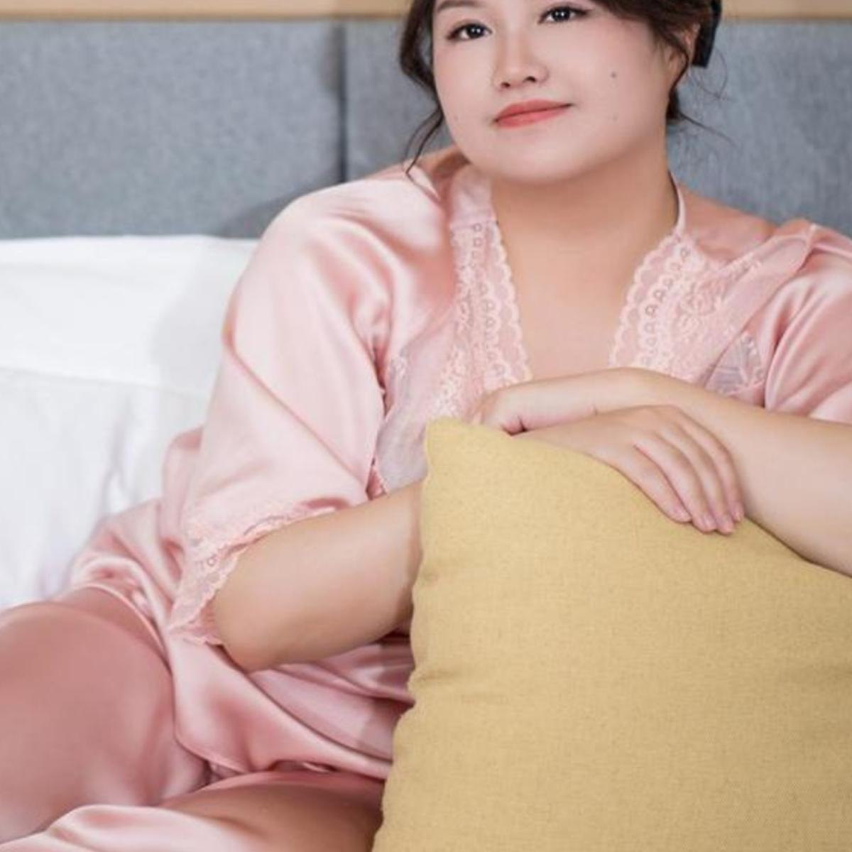 玫瑰色真丝睡衣套装