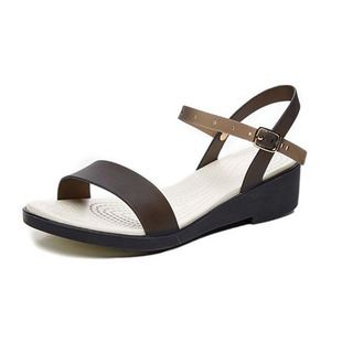 夏雨天宽脚胖脚坡跟白色塑料漏趾一字凉鞋 女式 果冻鞋 海边沙滩鞋