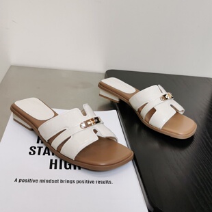 百搭外穿拖鞋 高级感扣饰露趾凉拖2026春夏爆款 配裙子低跟气质时尚
