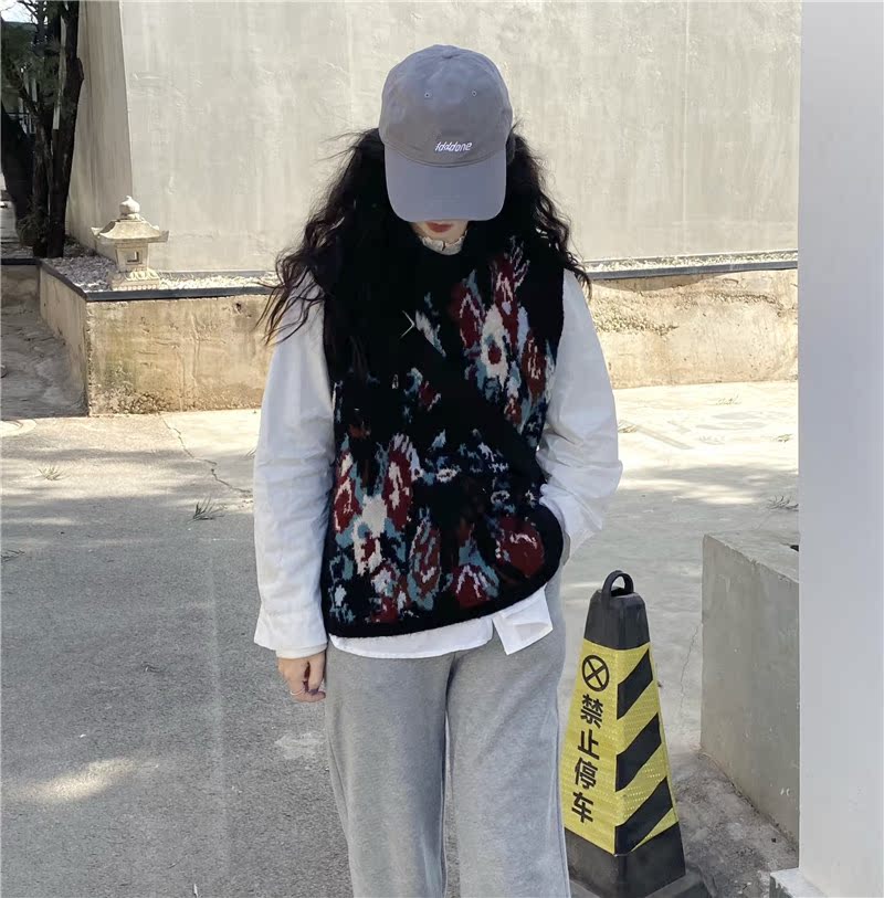 Real Price vintage design Knitted Vest + lace collar shirt