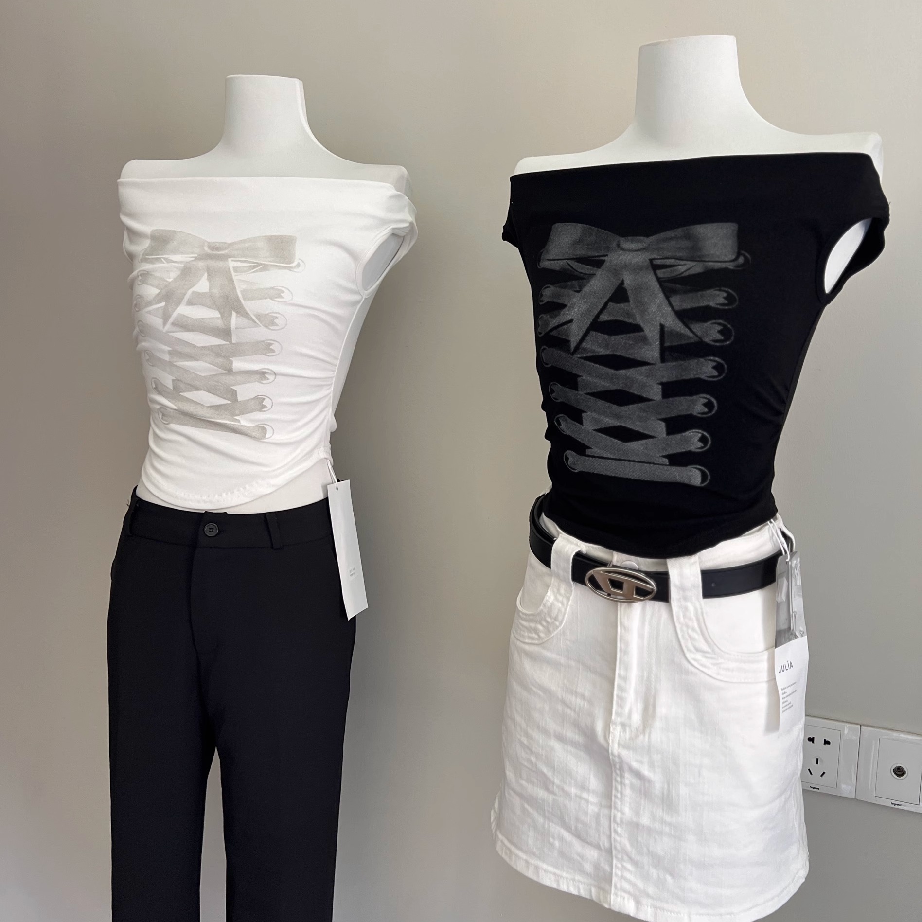 白色露肩短袖t恤女夏季新款蝴蝶结印花修身内搭辣妹一字肩上衣