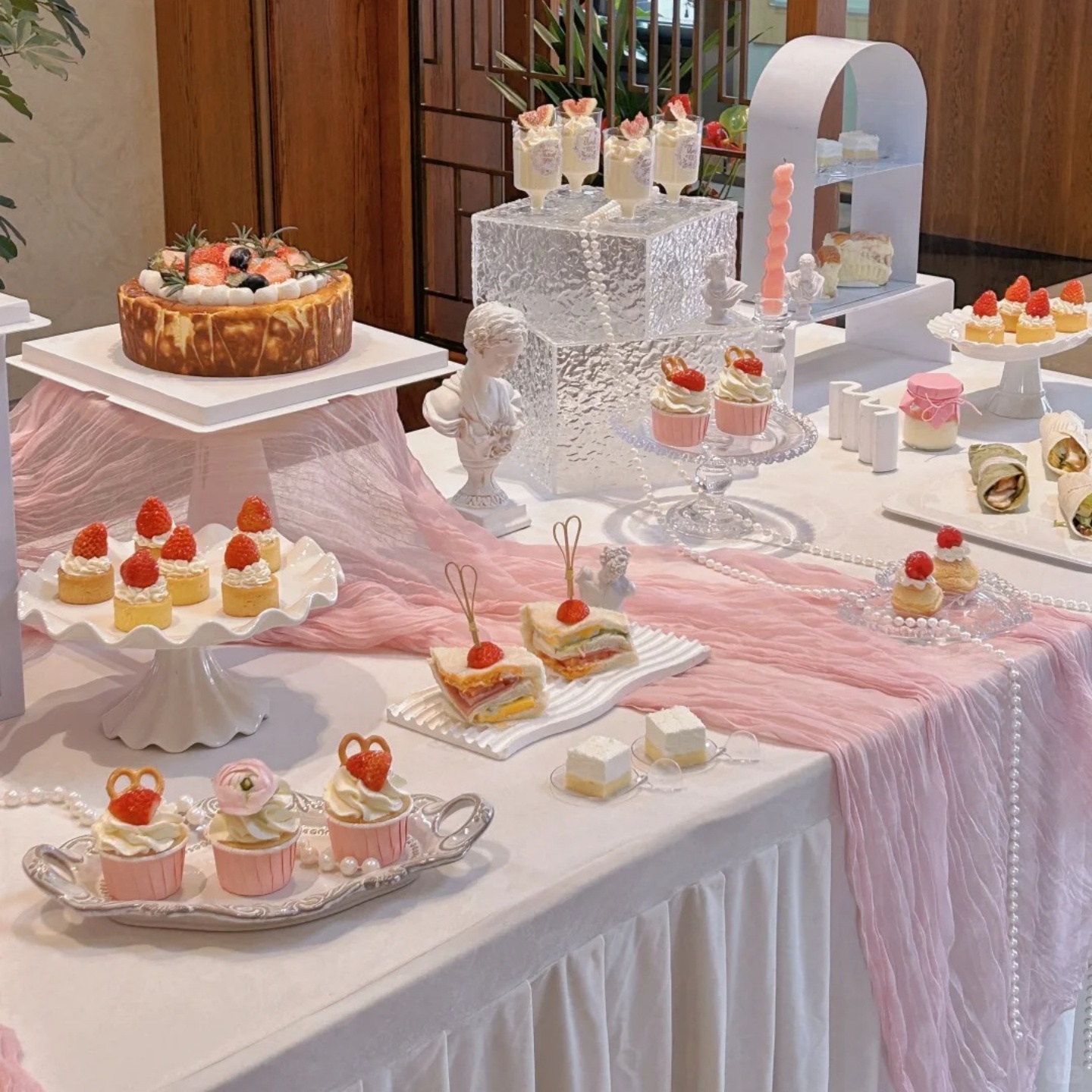 生日婚礼氛围感布置粉色甜品台装饰褶皱桌布桌旗网纱布艺摆台摆件