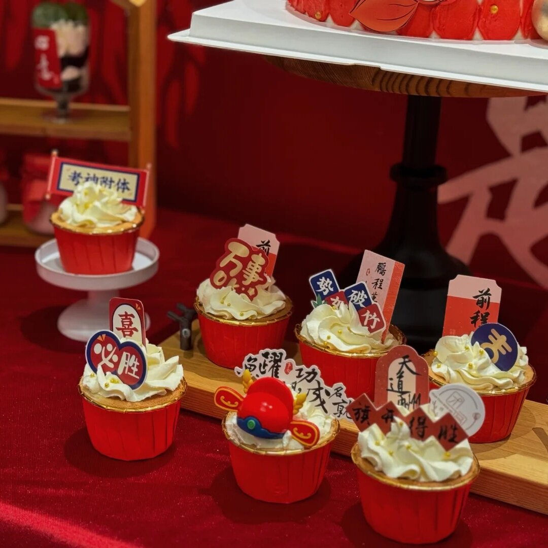 天道酬勤毕业季升学宴纸杯蛋糕插卡插件红色状元帽软胶摆件贴纸