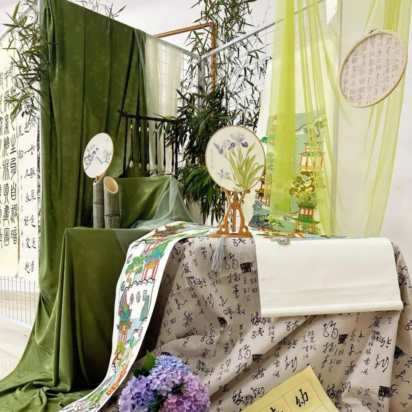 创意中式古风幼儿园中秋节日氛围感背景墙装饰绿色网纱布幔桌旗