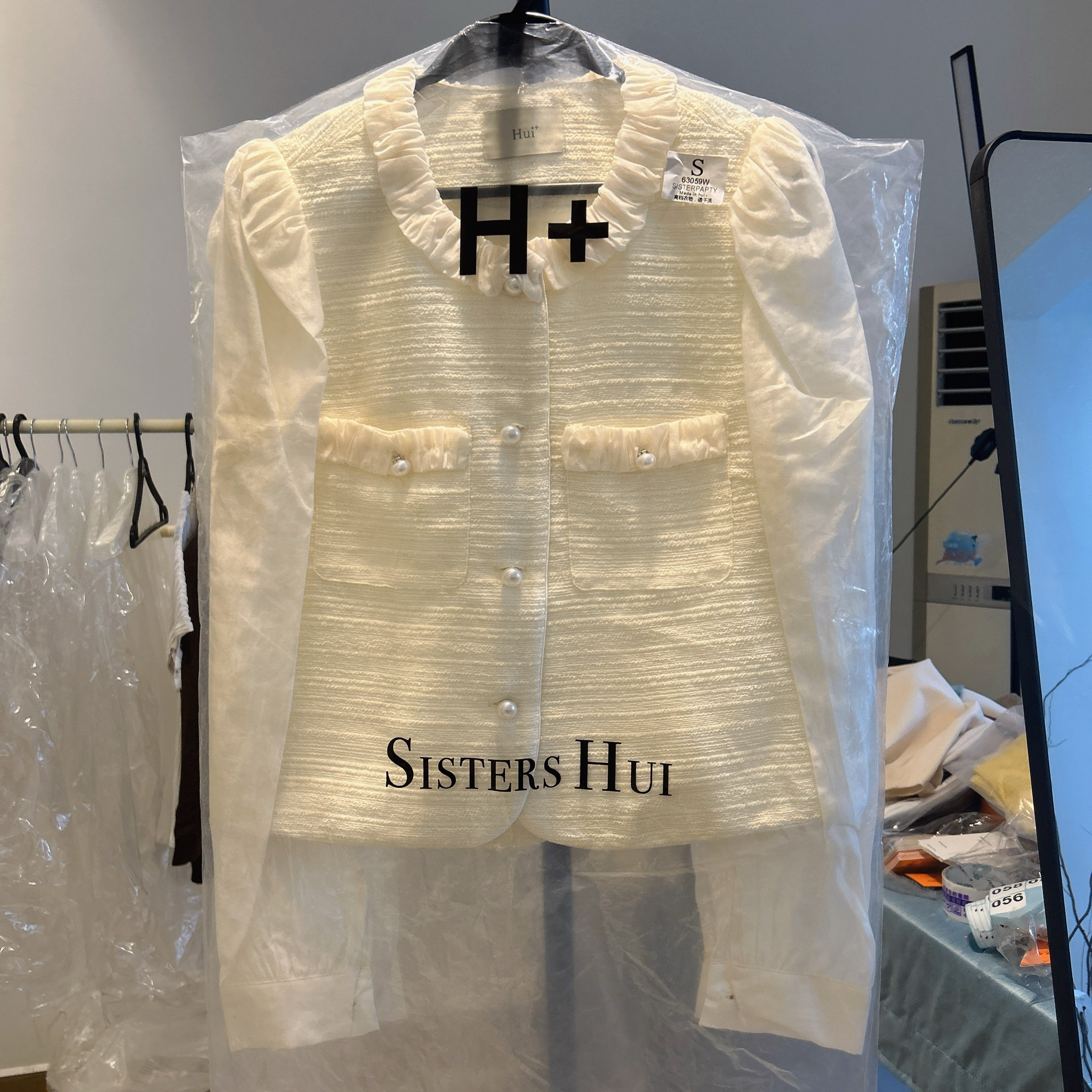 南油高端 肌理褶皱花边透视纱衬衫袖单排珠扣直筒小香短外套