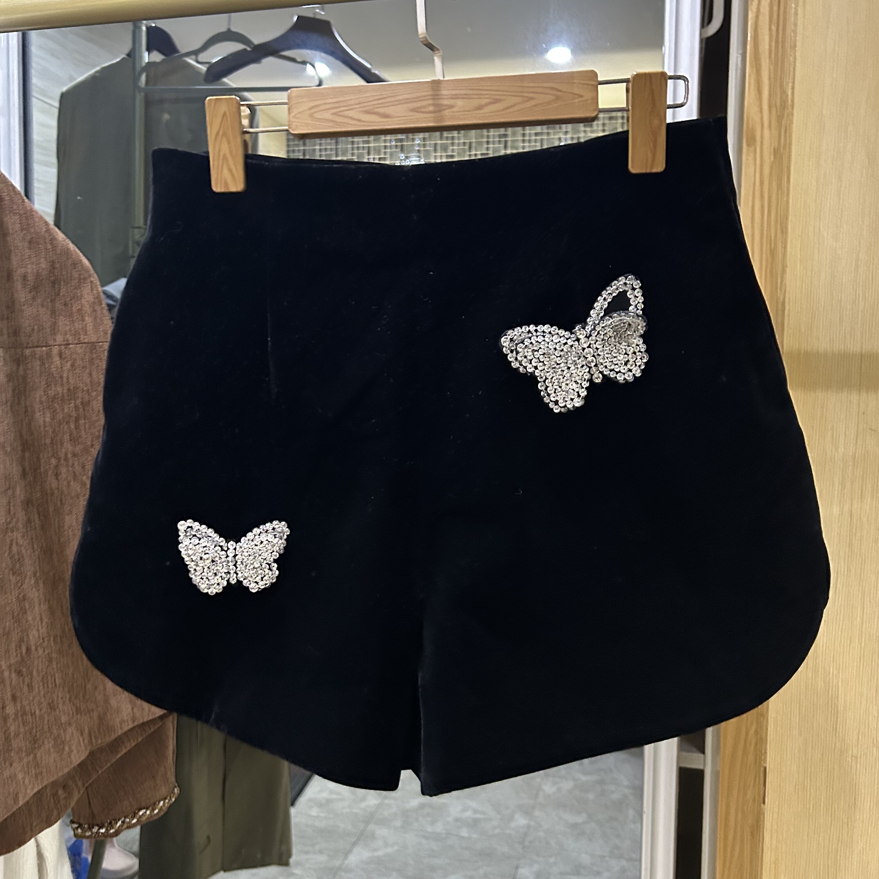 牛货！真丝丝绒 挺括细腻好质感洋气高腰A字丝绒黑色短裤亮钻蝴蝶