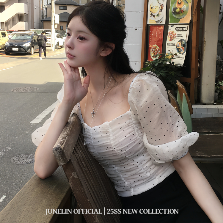 六月林 韩国博主同款短款上衣女设计感新款波点法式泡泡袖雪纺衫