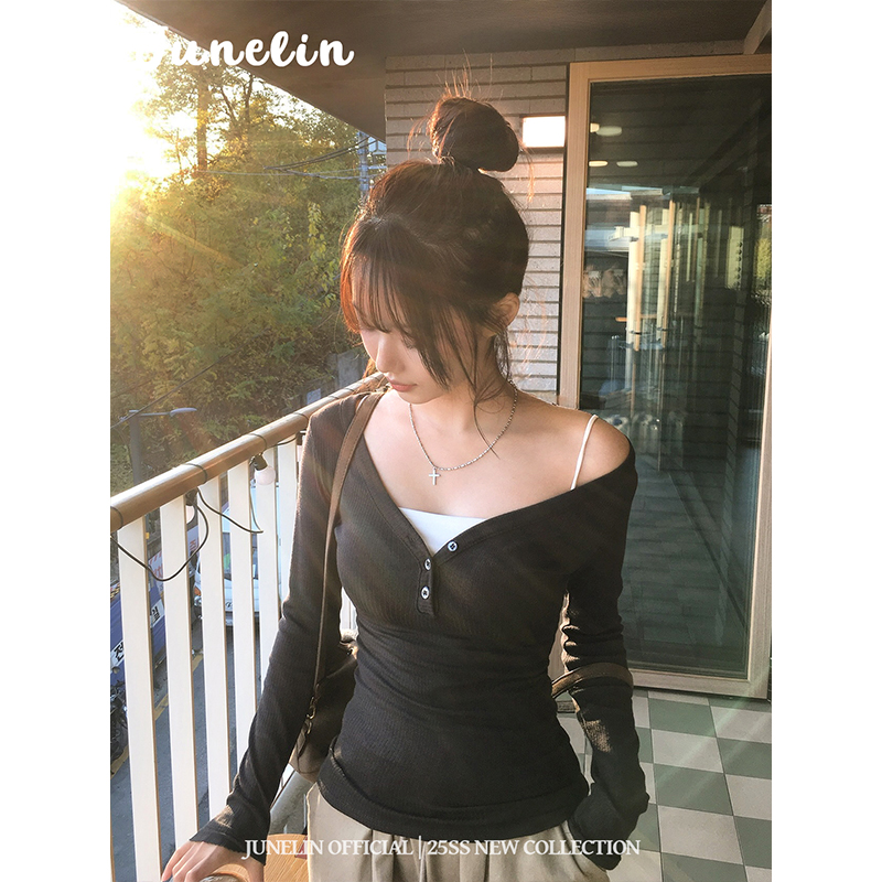 六月林 韩国博主同款小众性感纯欲修身显瘦黑色上衣日常通勤百搭