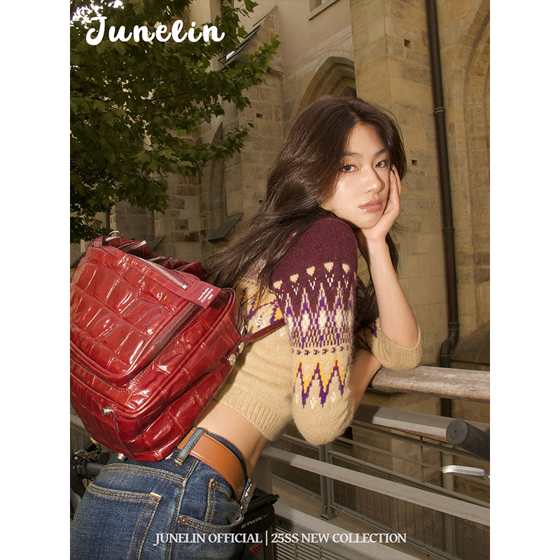六月林法式复古新款压花针织毛衣