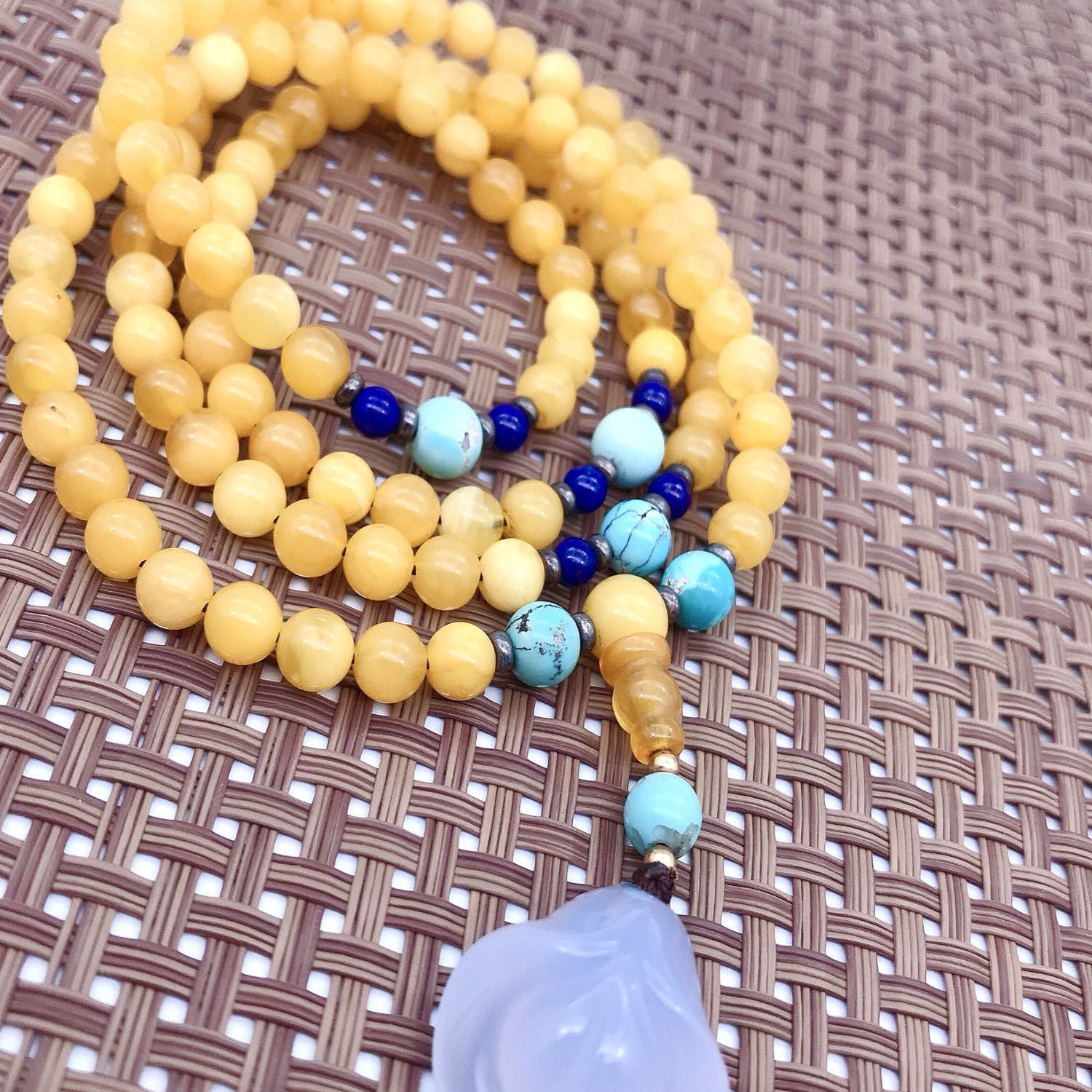 天然鸡油黄蜜蜡手串项链108颗佛珠青金绿松配珠荔枝冻玉兰花吊坠