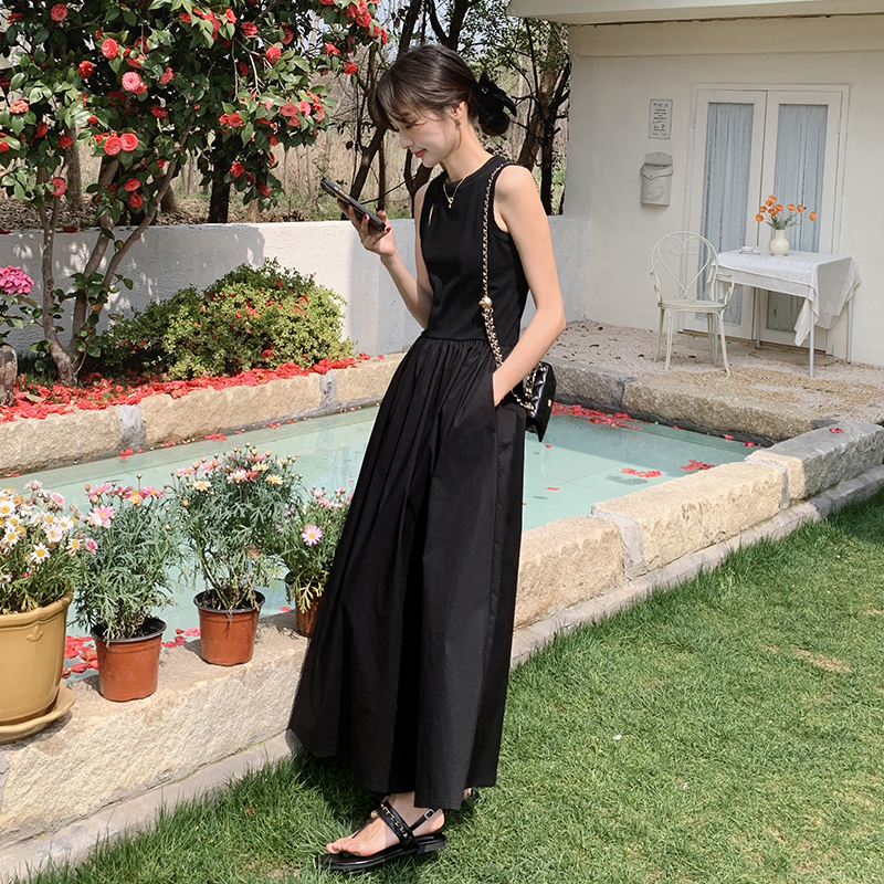 法式赫本風背心連衣裙氣質十月葉子小黑裙高級感顯瘦無袖長裙