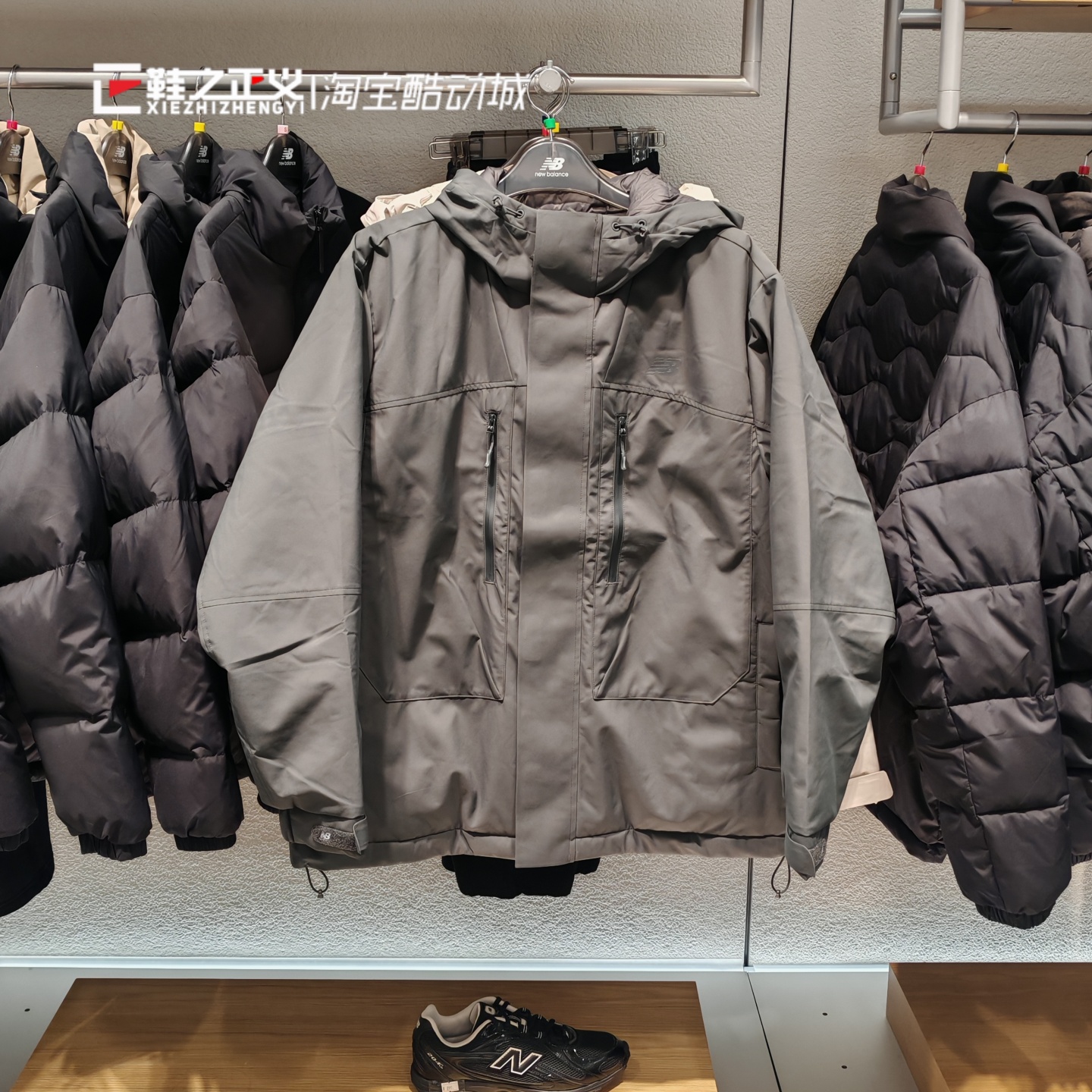 New Balance NB冬男女款保暖工装简约连帽运动羽绒服外套AMJ44306