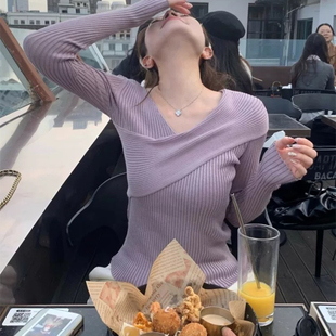 设计感紫色交叉V领针织打底衫女秋季锁骨修身显瘦毛衣露肩上衣