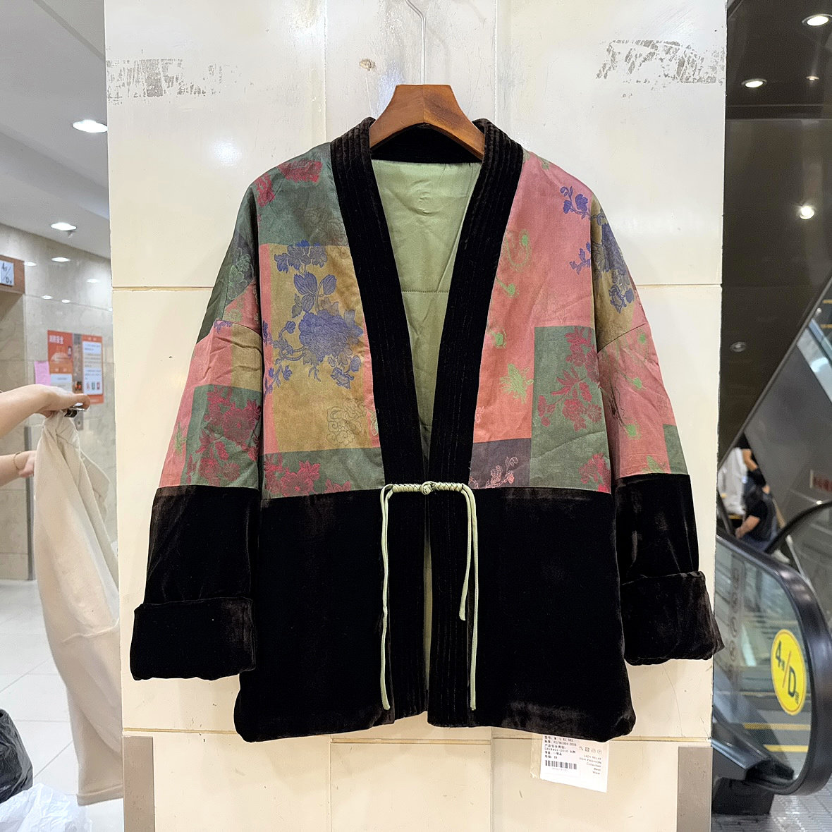 芳衣俊TA-7122 流苏盘扣半开V领提花香云纱国风桑蚕丝填充棉衣冬