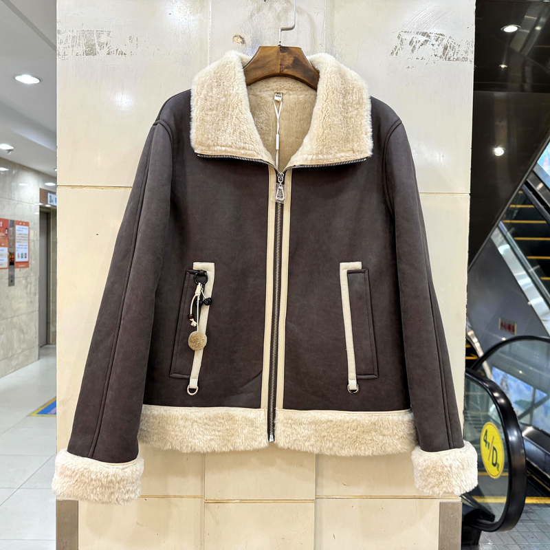 林依橱LYC25B060 毛球吊坠大翻领袖口毛加厚保暖皮毛一体减龄外套