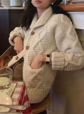 氛围感复古重工翻领系扣针织加厚慵懒风短款麻花短毛衣外套女秋冬