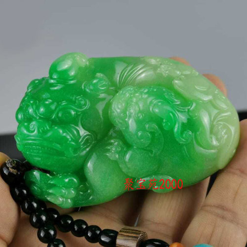 带翠色玉石皮休手把件