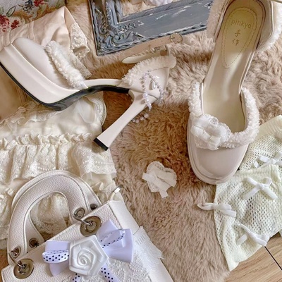 珍珠蝴蝶结镂空一字带高跟鞋