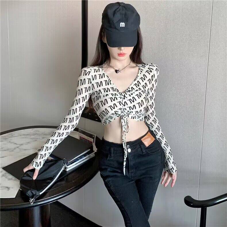 辣妹白色v领长袖T恤女装秋季短款性感别致修身紧身打底衫露脐上衣