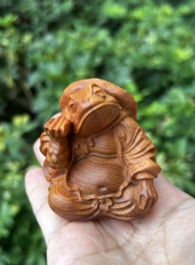 天然崖柏实木雕刻蛤蟆仙人福蛙创意文玩手把件招财金蟾桌面小摆件