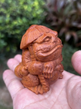 天然崖柏木雕刻侠客蟾蜍金蟾创意文玩手把件工艺品茶宠桌面小摆件