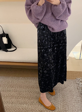 2024初秋冬新款高端中长小碎花丝绒黑色垂坠感好的半身裙子女春秋