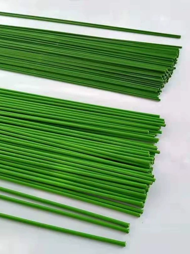 Зеленая железная линия железной линии лазание виноградные растения с металлами -орхидами.