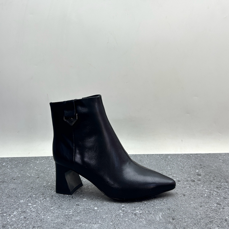 2024断码真皮秋冬新款女鞋