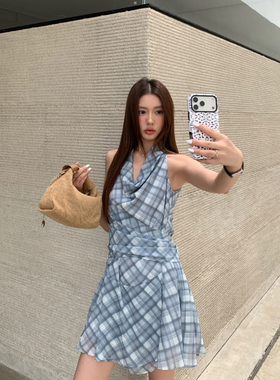Halo Luu 蓝色挂脖连衣裙女夏季新款荡领短裙绑带收腰格子背心裙