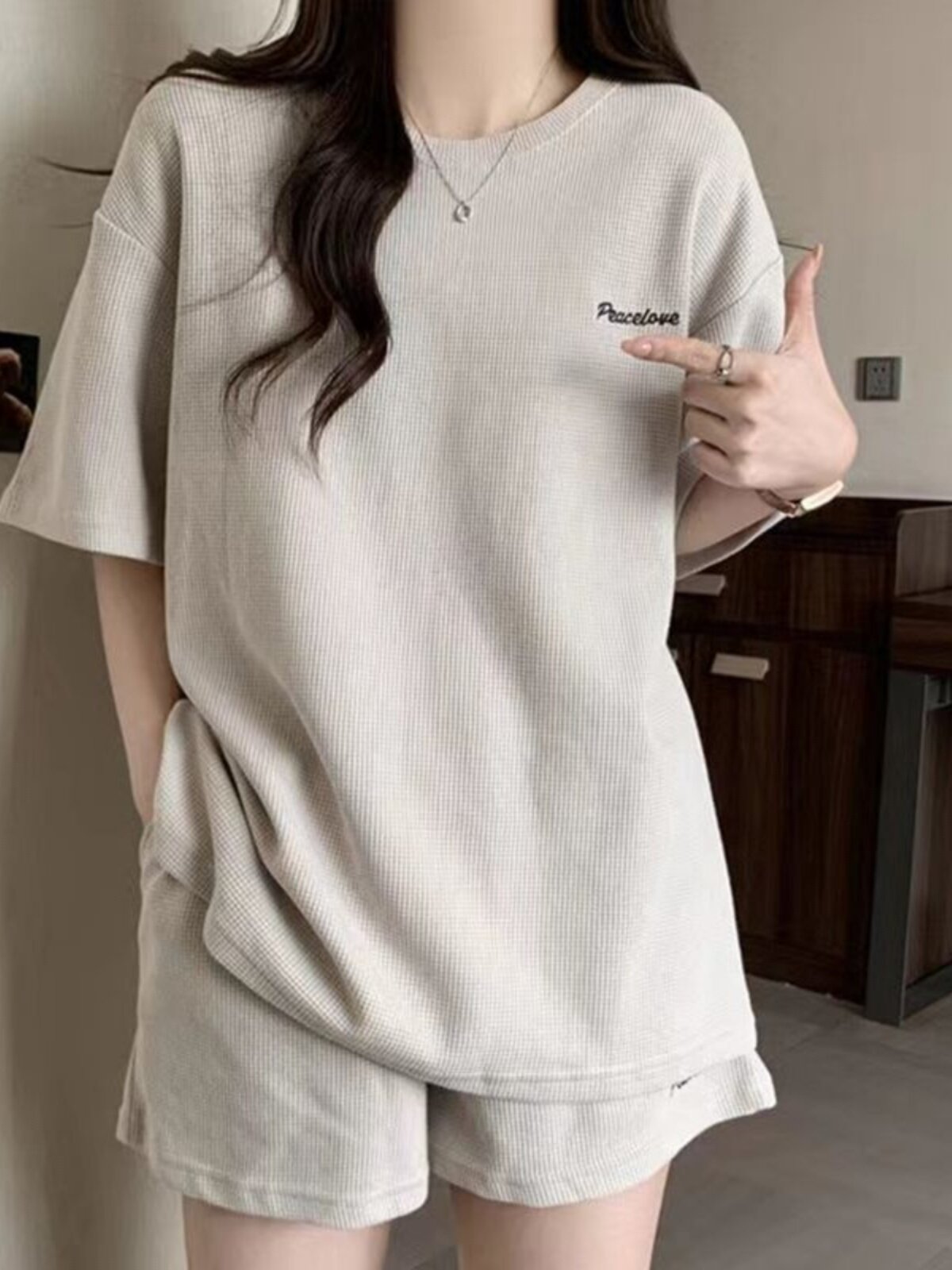 여성을위한 와플 운동복 정장 2024 여름 한국어 버전 느슨한 패션 반팔 학생 캐주얼 투피스 세트