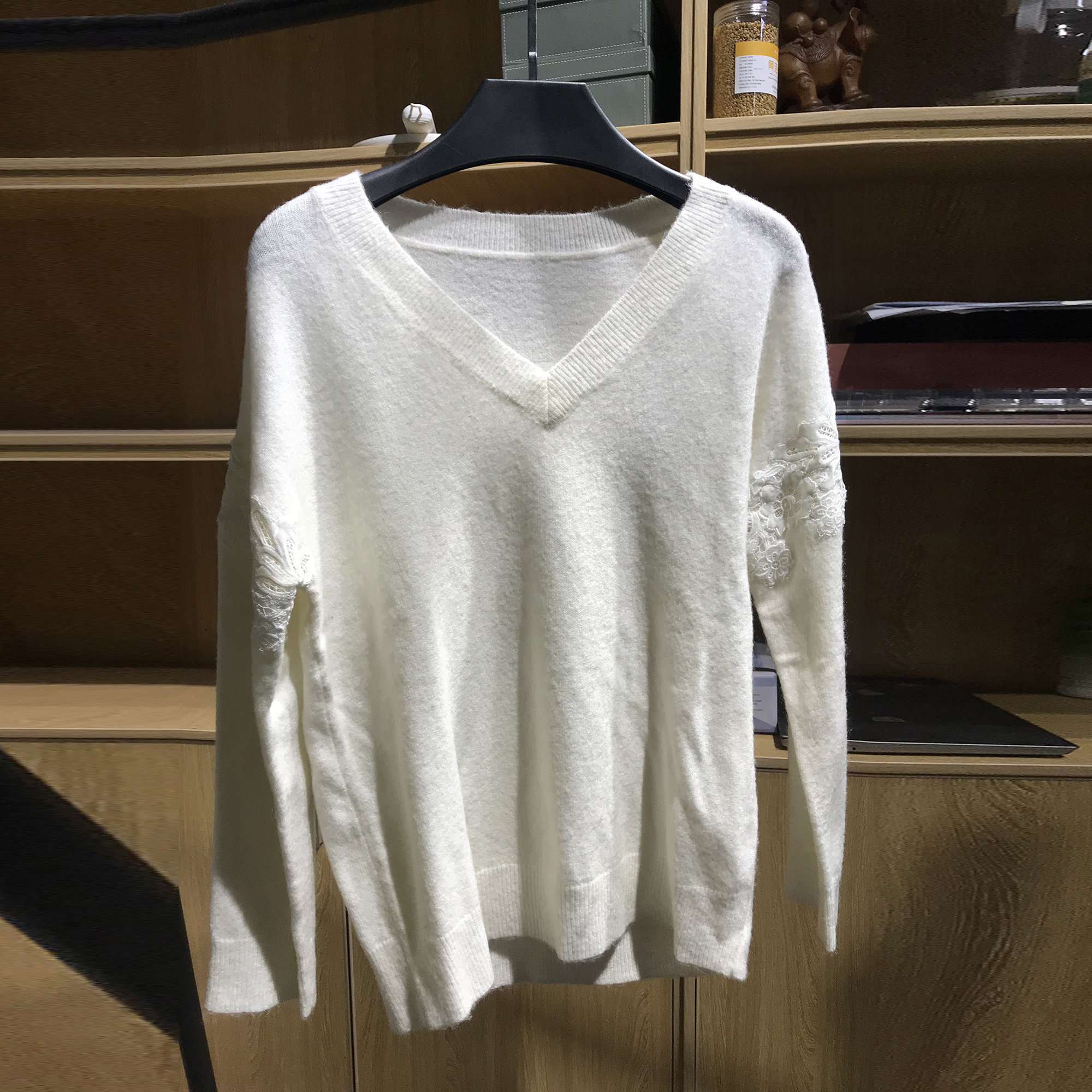 [欧]兰米特卖春秋新款女装时尚高级感宽松针织衫V领钩花套头毛衣
